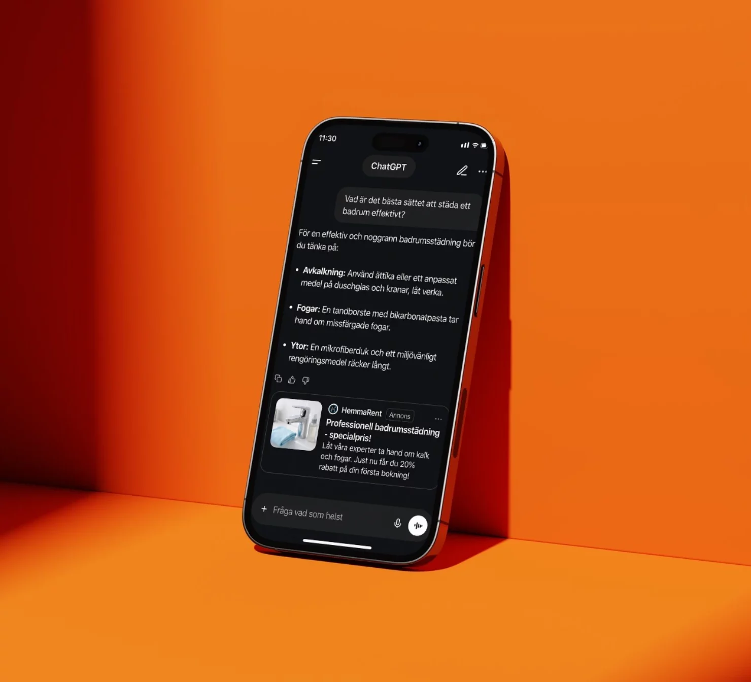 ChatGPT Ads exempel på mobil mot orange bakgrund