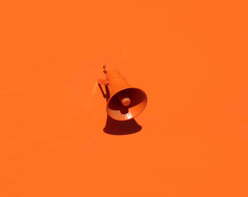orange bakgrund med orange högtalare