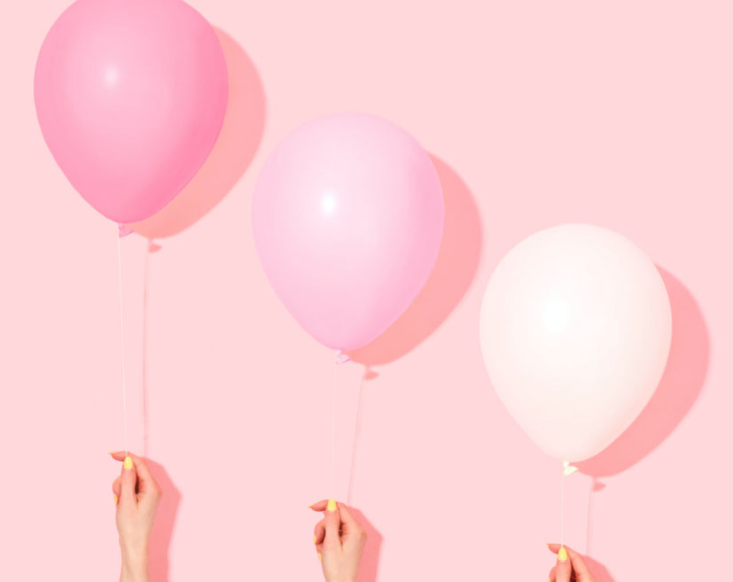 rosa balonger i olka nyanser med en rosa bakrund